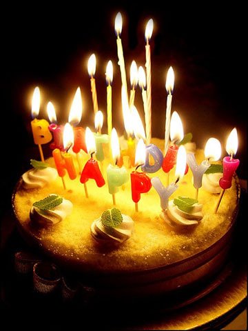 تورتة عيد ميلاد مكتوب عليها happy birthday