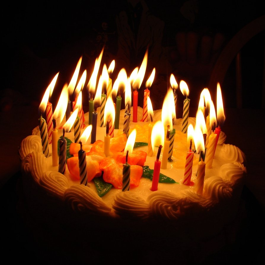 تورتة عيد ميلاد مكتوب عليها happy birthday