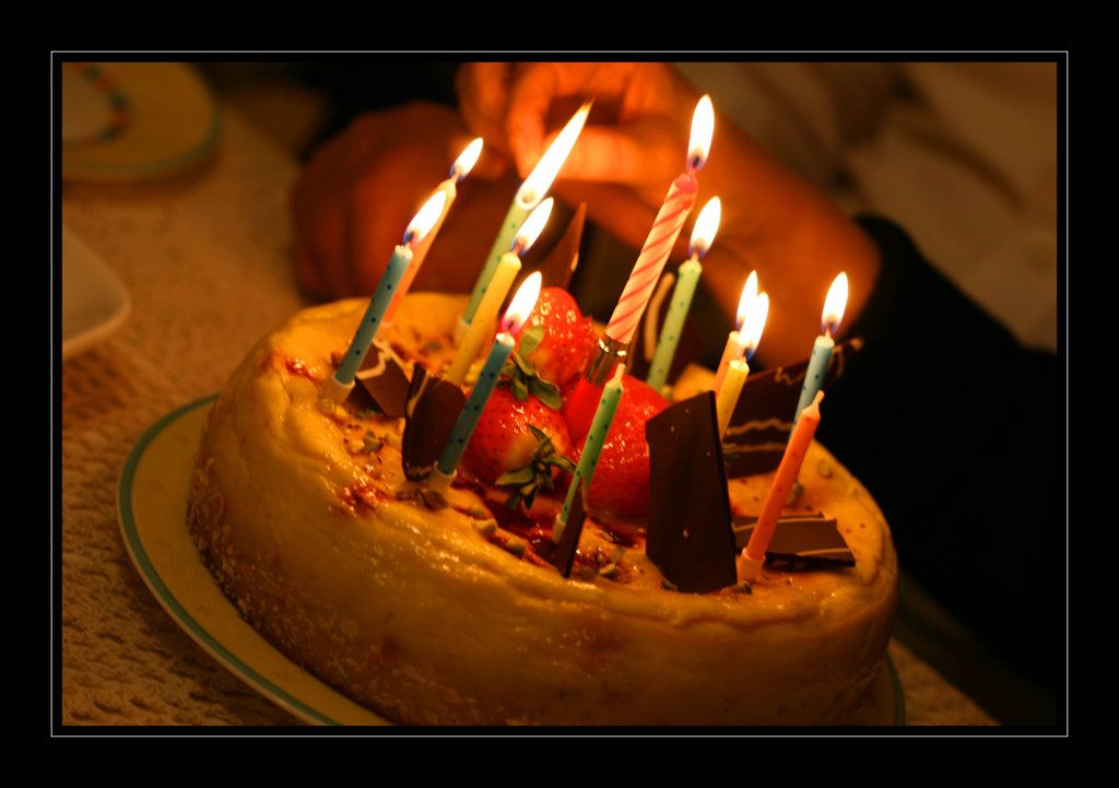 تورتة عيد ميلاد مكتوب عليها happy birthday