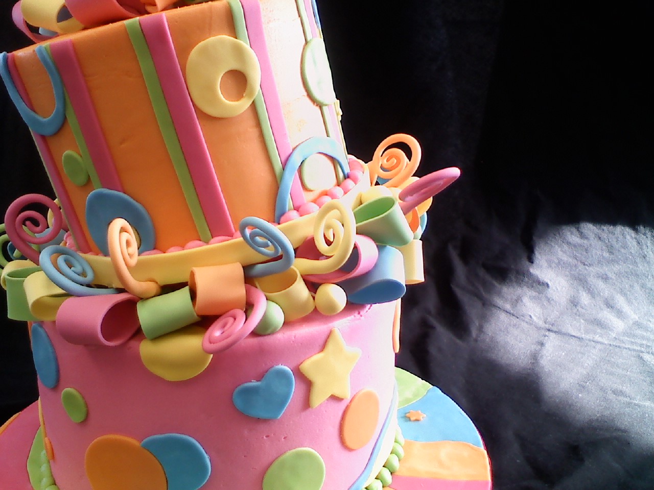 تورتة عيد ميلاد مكتوب عليها happy birthday