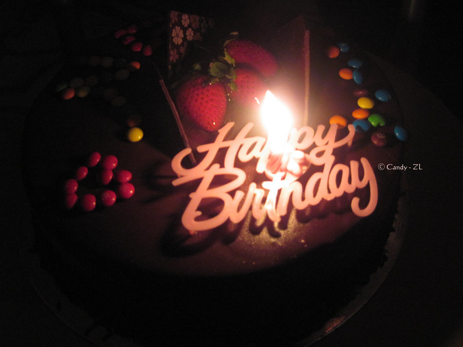 تورتة عيد ميلاد مكتوب عليها happy birthday